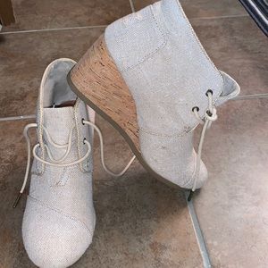 Tom’s lace up wedge booties